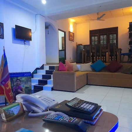 Smart Holiday Inn Гале Екстериор снимка